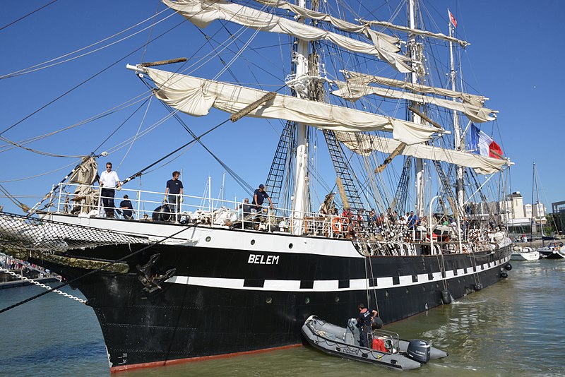 Le fameux Trois-mât barque Belem stationné à quai, attendant le feu vert pour voguer vers de nouvelles aventures.