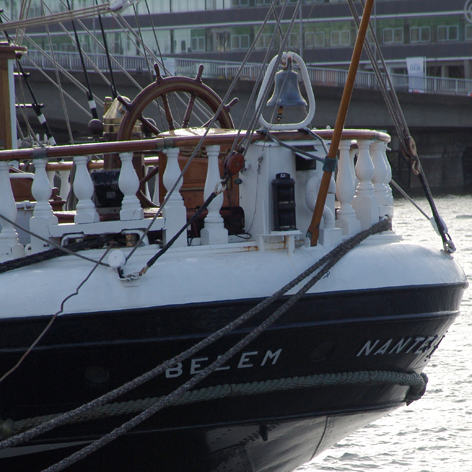 Photo représentant la proue du navire Le Belem. L'inscription "Belem Nantes" est écrit dessus.