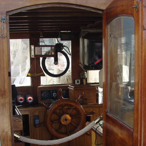 Cabine en bois du fameux Trois-Mâts Le Belem, utilisé comme lieu de transmission de savoirs.
