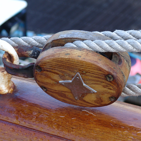 Equipements présents sur le trois-mâts Le Belem : cordes, noeuds, poulis.