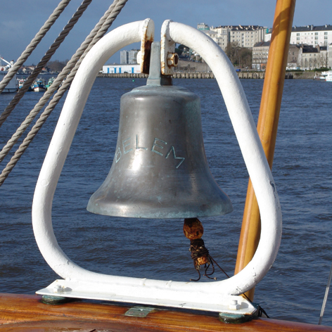 Photo représentant la cloche coulée en 2024 par la fonderie Cornille Havard pour les jeux olympiques. Il est inscrit dessus "Le Belem" nom du trois-mâts nantais.