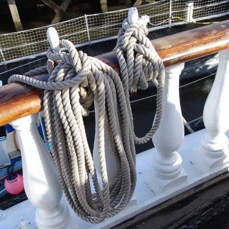 Photo représentant des noeuds marins suspendus au bastingage du pont du Belem