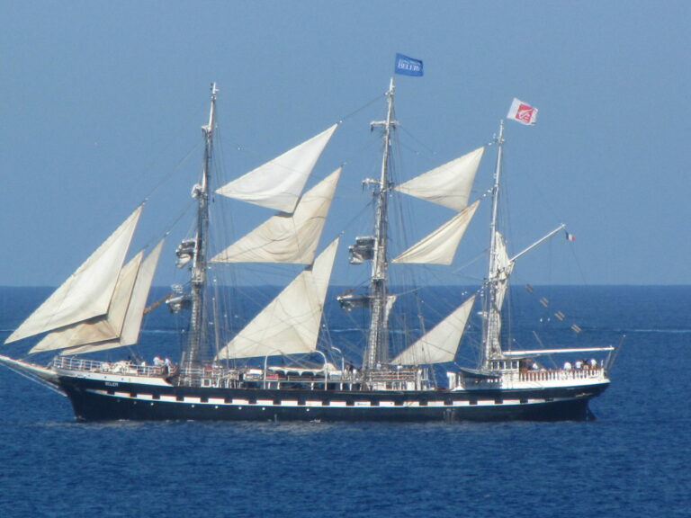 Le Trois-Mâts Le Belem en pleine mer, par petit vent.